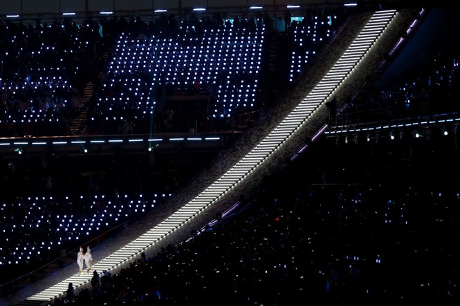 Hai miền Triều Tiên diễu hành dưới một lá cờ tại lễ khai mạc Olympic - ảnh 11