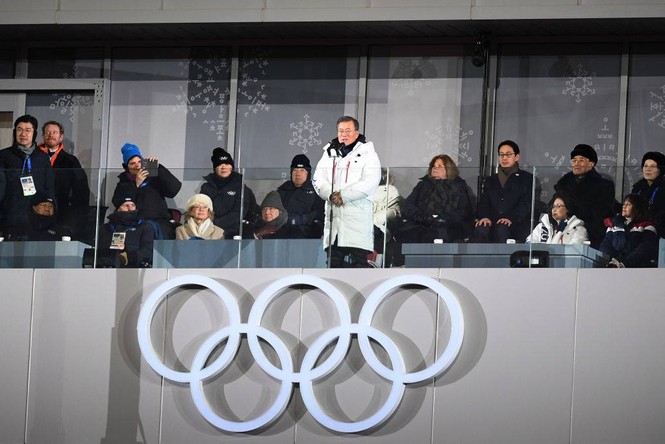 Hai miền Triều Tiên diễu hành dưới một lá cờ tại lễ khai mạc Olympic - ảnh 10
