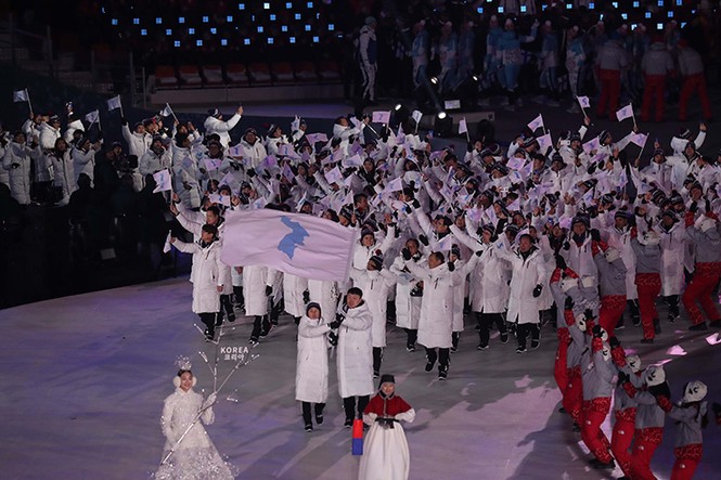Hai miền Triều Tiên diễu hành dưới một lá cờ tại lễ khai mạc Olympic - ảnh 16