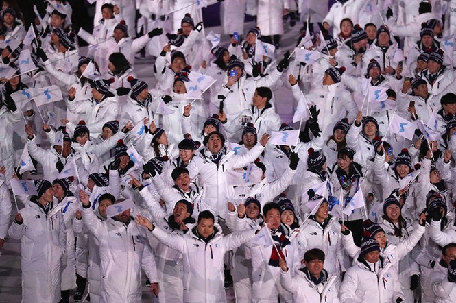 Hai miền Triều Tiên diễu hành dưới một lá cờ tại lễ khai mạc Olympic - ảnh 17