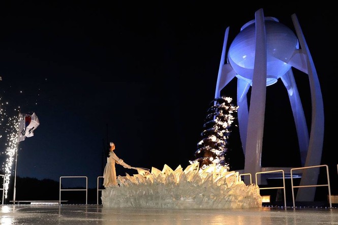 Hai miền Triều Tiên diễu hành dưới một lá cờ tại lễ khai mạc Olympic - ảnh 13