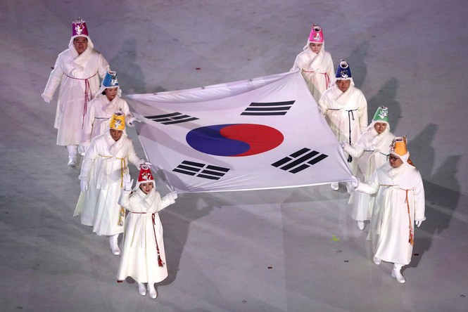 Hai miền Triều Tiên diễu hành dưới một lá cờ tại lễ khai mạc Olympic - ảnh 2
