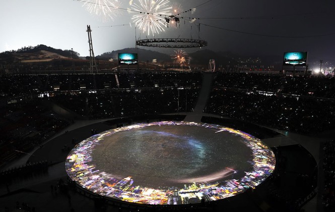 Hai miền Triều Tiên diễu hành dưới một lá cờ tại lễ khai mạc Olympic - ảnh 1