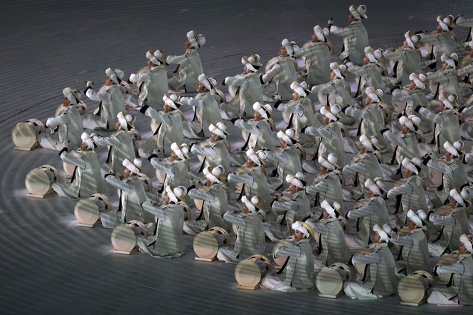 Hai miền Triều Tiên diễu hành dưới một lá cờ tại lễ khai mạc Olympic - ảnh 7