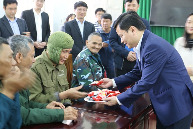 Trung ương Đoàn thăm, tặng quà cho đối tượng chính sách - ảnh 2