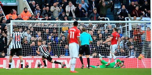 'Vận đen' ám Mourinho, M.U ngửi khói Man City - ảnh 2