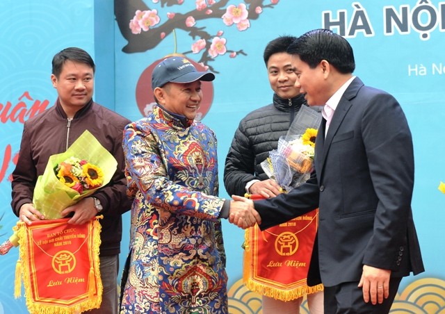 Hình ảnh lễ hội bơi chải thuyền rồng đầu tiên tại Hồ Tây - ảnh 2