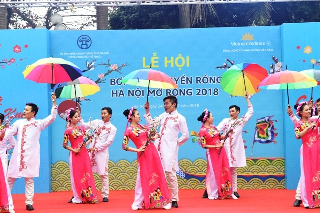 Hình ảnh lễ hội bơi chải thuyền rồng đầu tiên tại Hồ Tây - ảnh 5