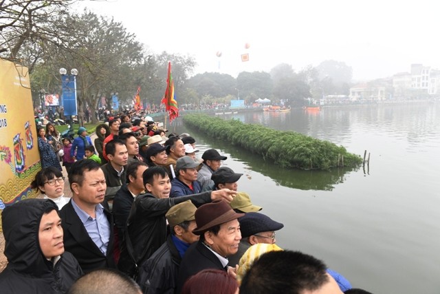 Hình ảnh lễ hội bơi chải thuyền rồng đầu tiên tại Hồ Tây - ảnh 10