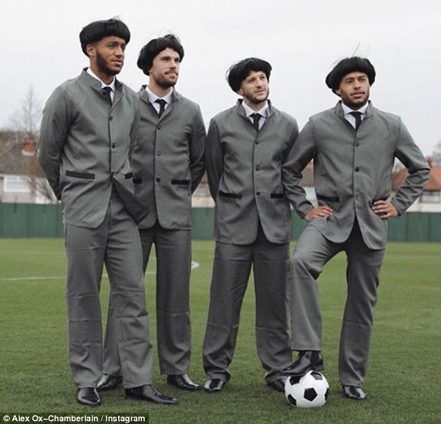 Dàn sao Liverpool hóa thân thành 'Tứ quái Beatles' - ảnh 1