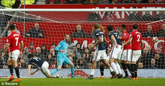 Thua sốc đội bét bảng, M.U sớm dâng ngôi vô địch cho Man City - ảnh 2