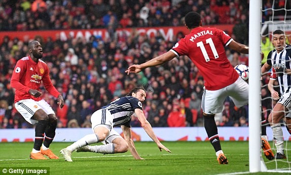 Thua sốc đội bét bảng, M.U sớm dâng ngôi vô địch cho Man City - ảnh 3