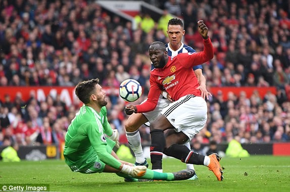 Thua sốc đội bét bảng, M.U sớm dâng ngôi vô địch cho Man City - ảnh 1
