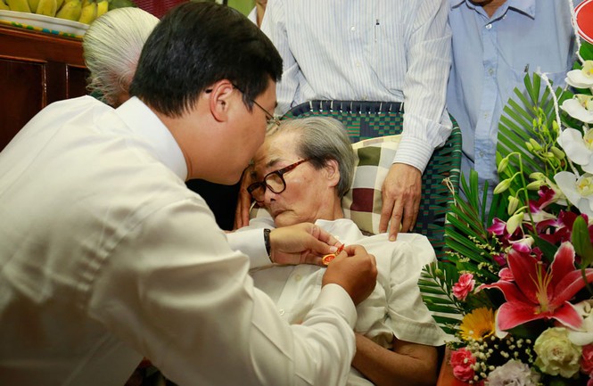 Trao tặng huy hiệu 70 năm tuổi Đảng cho nhà văn, nhà báo Sơn Tùng - ảnh 1