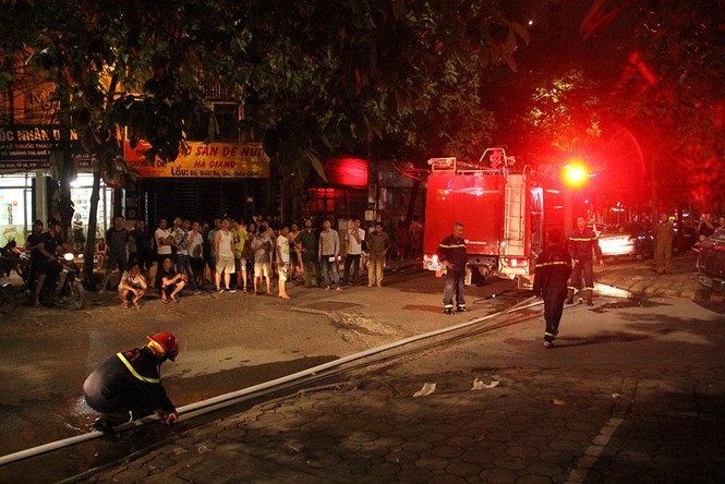 Cháy chung cư ở Hà Nội, cảnh sát dùng xe thang giải cứu người mắc kẹt - ảnh 5