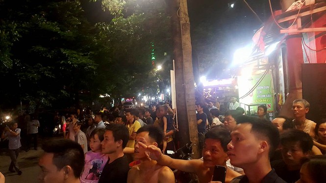 Cháy chung cư ở Hà Nội, cảnh sát dùng xe thang giải cứu người mắc kẹt - ảnh 6