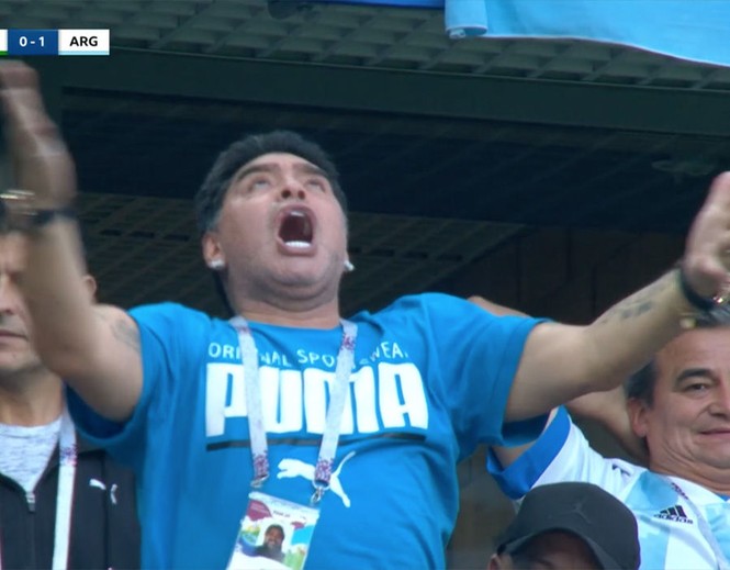 Xem Argentina đấu Nigeria, Maradona ăn mừng ầm ĩ và... ngủ gật - ảnh 7