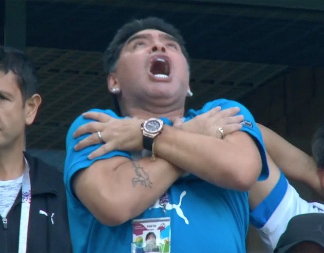 Xem Argentina đấu Nigeria, Maradona ăn mừng ầm ĩ và... ngủ gật - ảnh 5