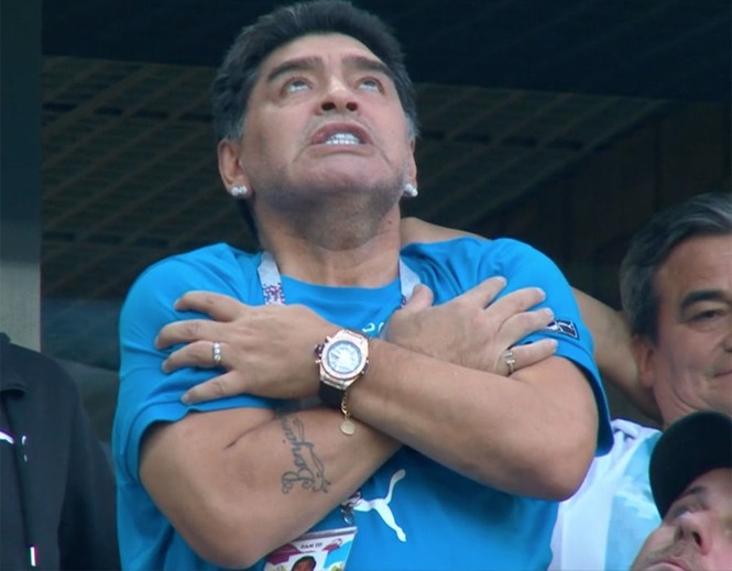 Xem Argentina đấu Nigeria, Maradona ăn mừng ầm ĩ và... ngủ gật - ảnh 6