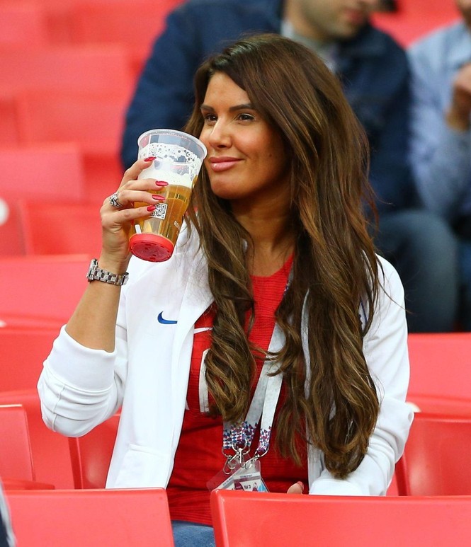 Những bóng hồng gây bão khán đài vòng 1/8 World Cup - ảnh 10