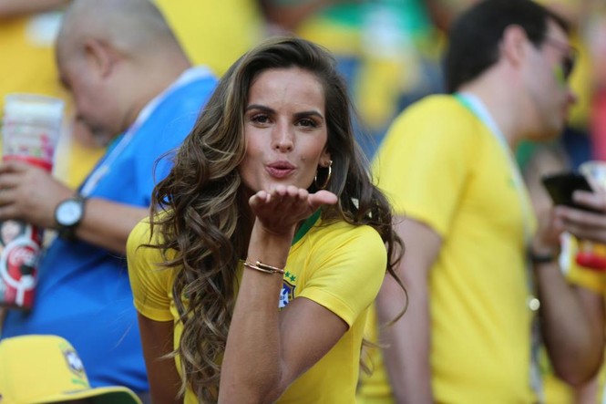Những bóng hồng gây bão khán đài vòng 1/8 World Cup - ảnh 2