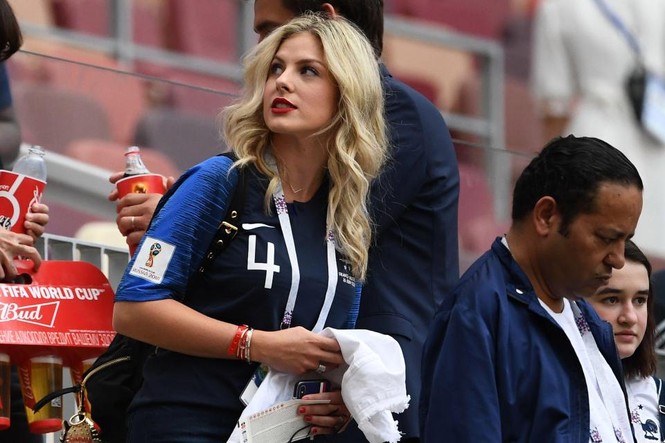 Những bóng hồng gây bão khán đài vòng 1/8 World Cup - ảnh 23