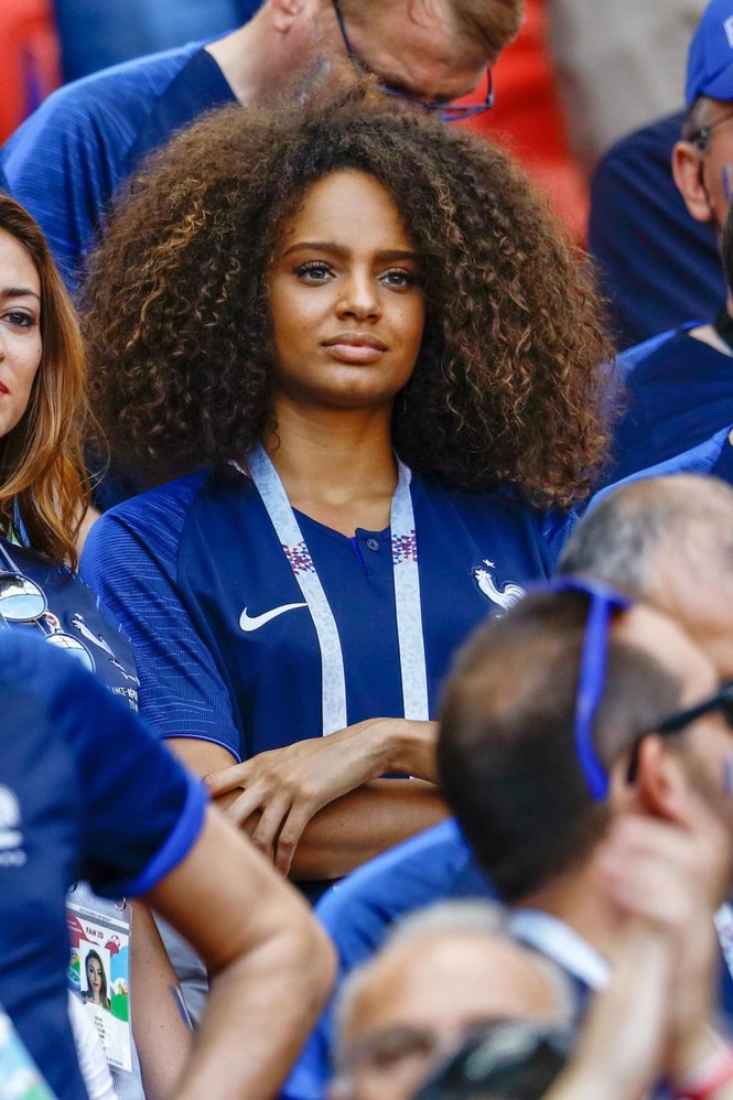 Những bóng hồng gây bão khán đài vòng 1/8 World Cup - ảnh 24