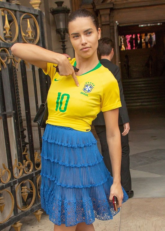 Những bóng hồng gây bão khán đài vòng 1/8 World Cup - ảnh 4