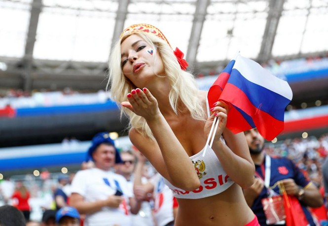 Những bóng hồng gây bão khán đài vòng 1/8 World Cup - ảnh 5