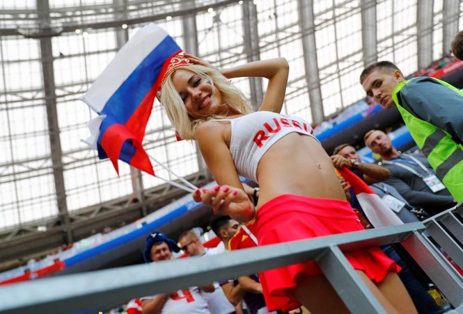 Những bóng hồng gây bão khán đài vòng 1/8 World Cup - ảnh 7