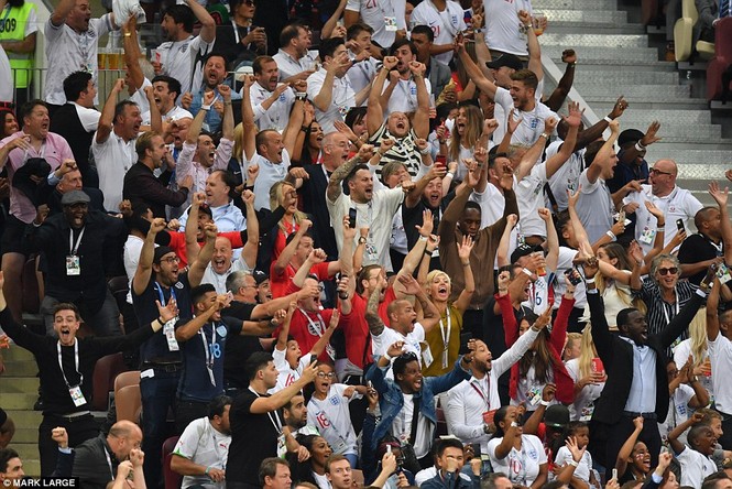 CĐV Anh vỡ hòa với siêu phẩm đá phạt ở bán kết World Cup - ảnh 5