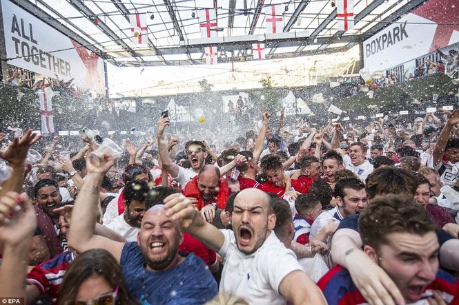 CĐV Anh vỡ hòa với siêu phẩm đá phạt ở bán kết World Cup - ảnh 12