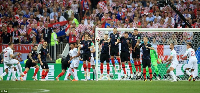 CĐV Anh vỡ hòa với siêu phẩm đá phạt ở bán kết World Cup - ảnh 3