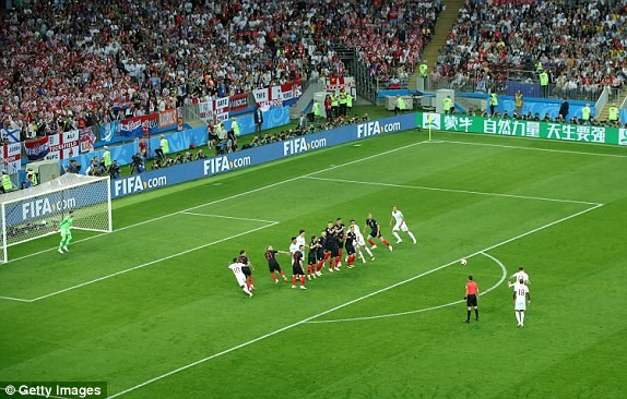 CĐV Anh vỡ hòa với siêu phẩm đá phạt ở bán kết World Cup - ảnh 2