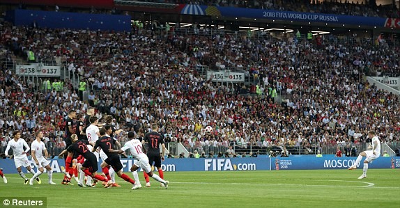 CĐV Anh vỡ hòa với siêu phẩm đá phạt ở bán kết World Cup - ảnh 1