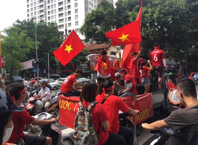 Ngàn cung bậc cảm xúc của CĐV Việt Nam ở trận bán kết - ảnh 64