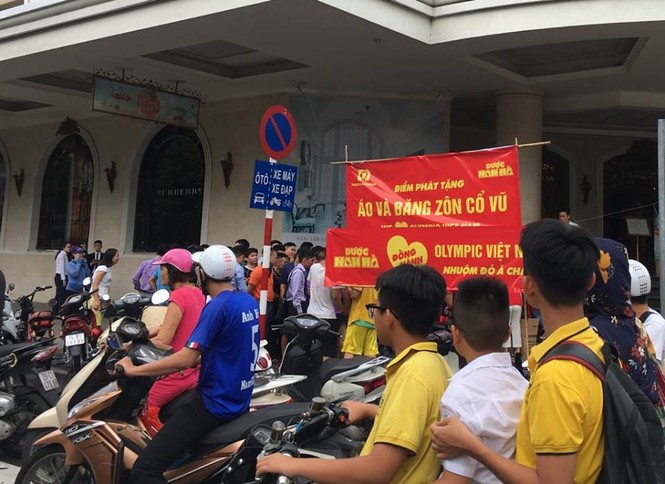 Ngàn cung bậc cảm xúc của CĐV Việt Nam ở trận bán kết - ảnh 60
