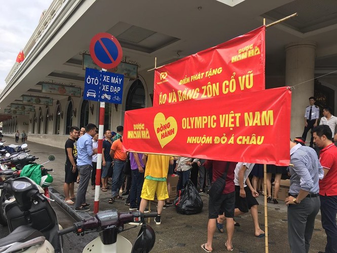 Ngàn cung bậc cảm xúc của CĐV Việt Nam ở trận bán kết - ảnh 61