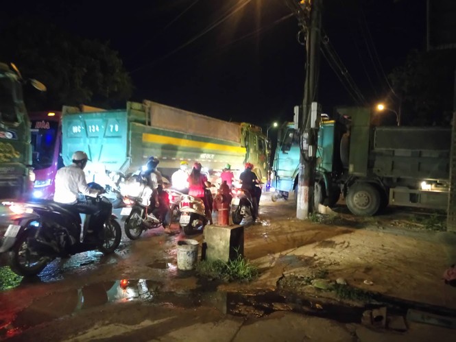 Hà Nội: Ùn tắc kinh hoàng trên đường Tam Trinh - ảnh 1