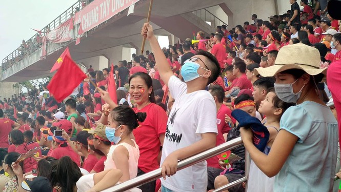Cổ động viên tiếc nuối khi Việt Nam thua ở loạt penalty - ảnh 10
