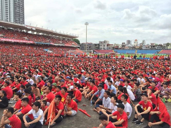 Cổ động viên tiếc nuối khi Việt Nam thua ở loạt penalty - ảnh 13
