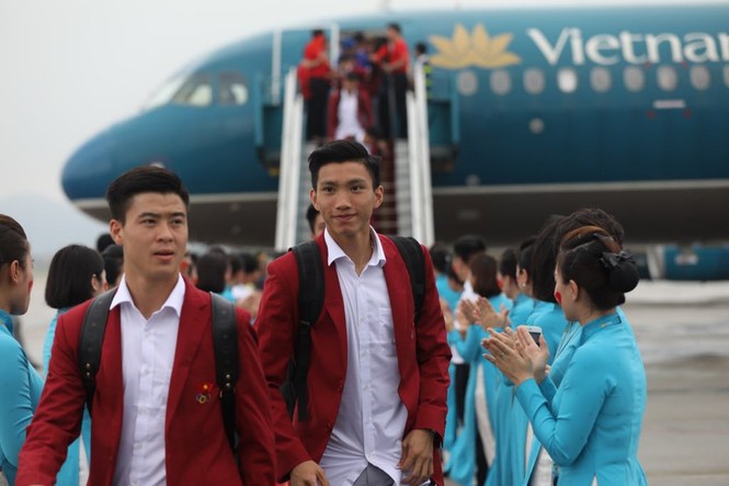 Cận cảnh Olympic Việt Nam xuống sân bay Nội Bài - ảnh 13