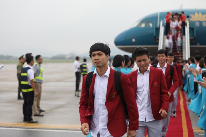 Cận cảnh Olympic Việt Nam xuống sân bay Nội Bài - ảnh 12