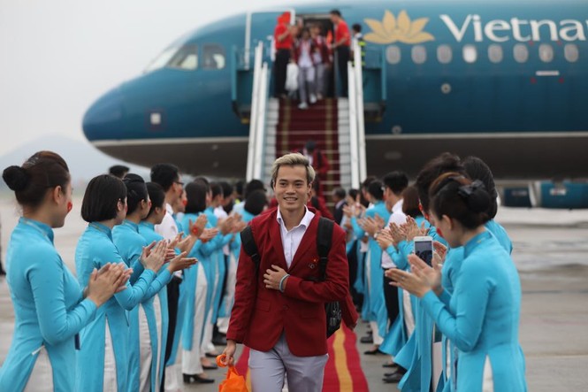 Cận cảnh Olympic Việt Nam xuống sân bay Nội Bài - ảnh 10