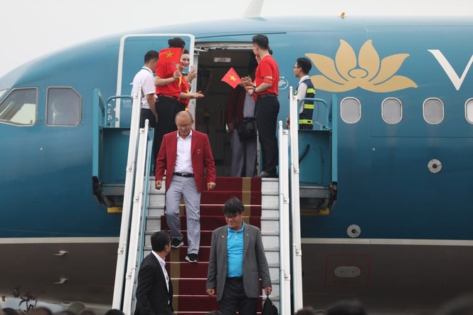 Cận cảnh Olympic Việt Nam xuống sân bay Nội Bài - ảnh 2