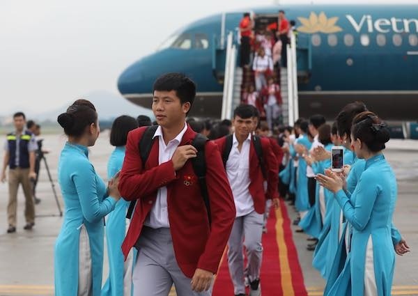 Olympic Việt Nam đã về tới sân bay Nội Bài - ảnh 18
