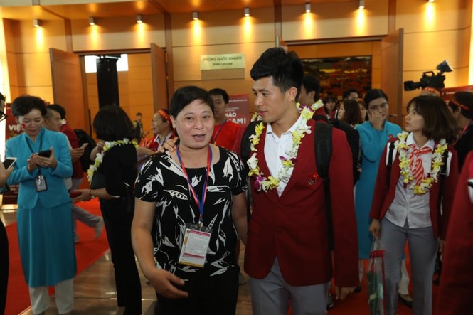 Cận cảnh Olympic Việt Nam xuống sân bay Nội Bài - ảnh 14