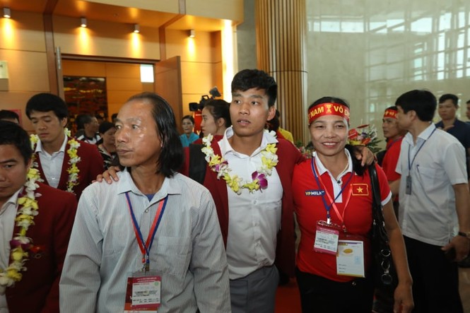 Cận cảnh Olympic Việt Nam xuống sân bay Nội Bài - ảnh 15