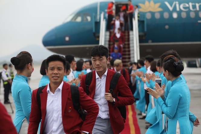 Cận cảnh Olympic Việt Nam xuống sân bay Nội Bài - ảnh 9