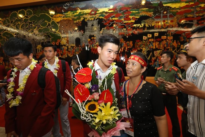 Cận cảnh Olympic Việt Nam xuống sân bay Nội Bài - ảnh 17
